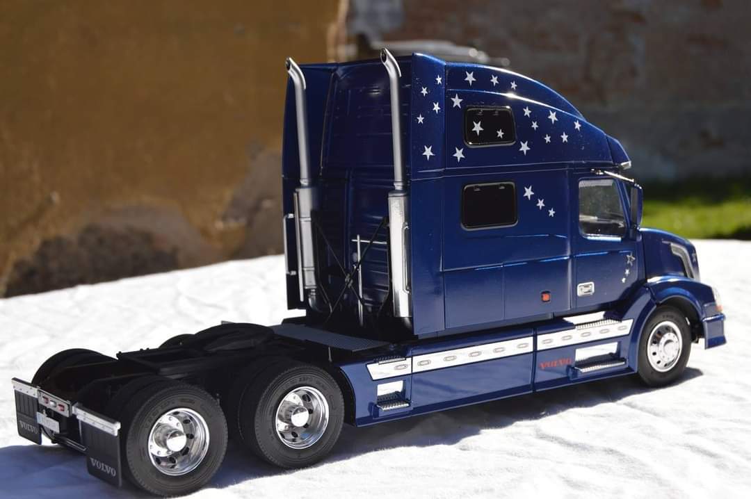 From Aleš Kulich : Volvo VN 780 1:24 scale Send your Italeri scale