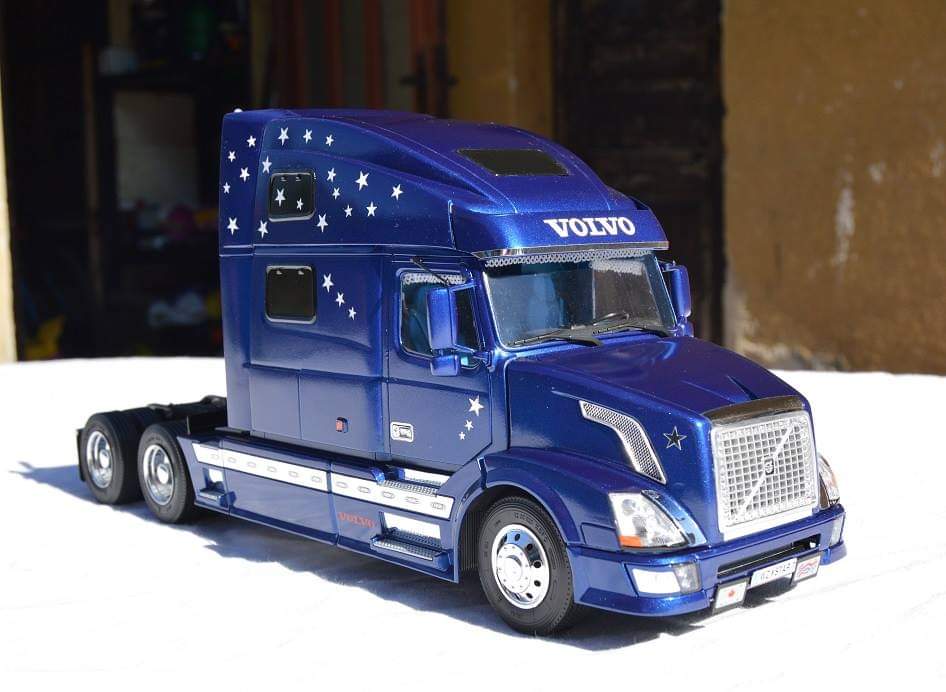 From Aleš Kulich : Volvo VN 780 1:24 scale Send your Italeri scale