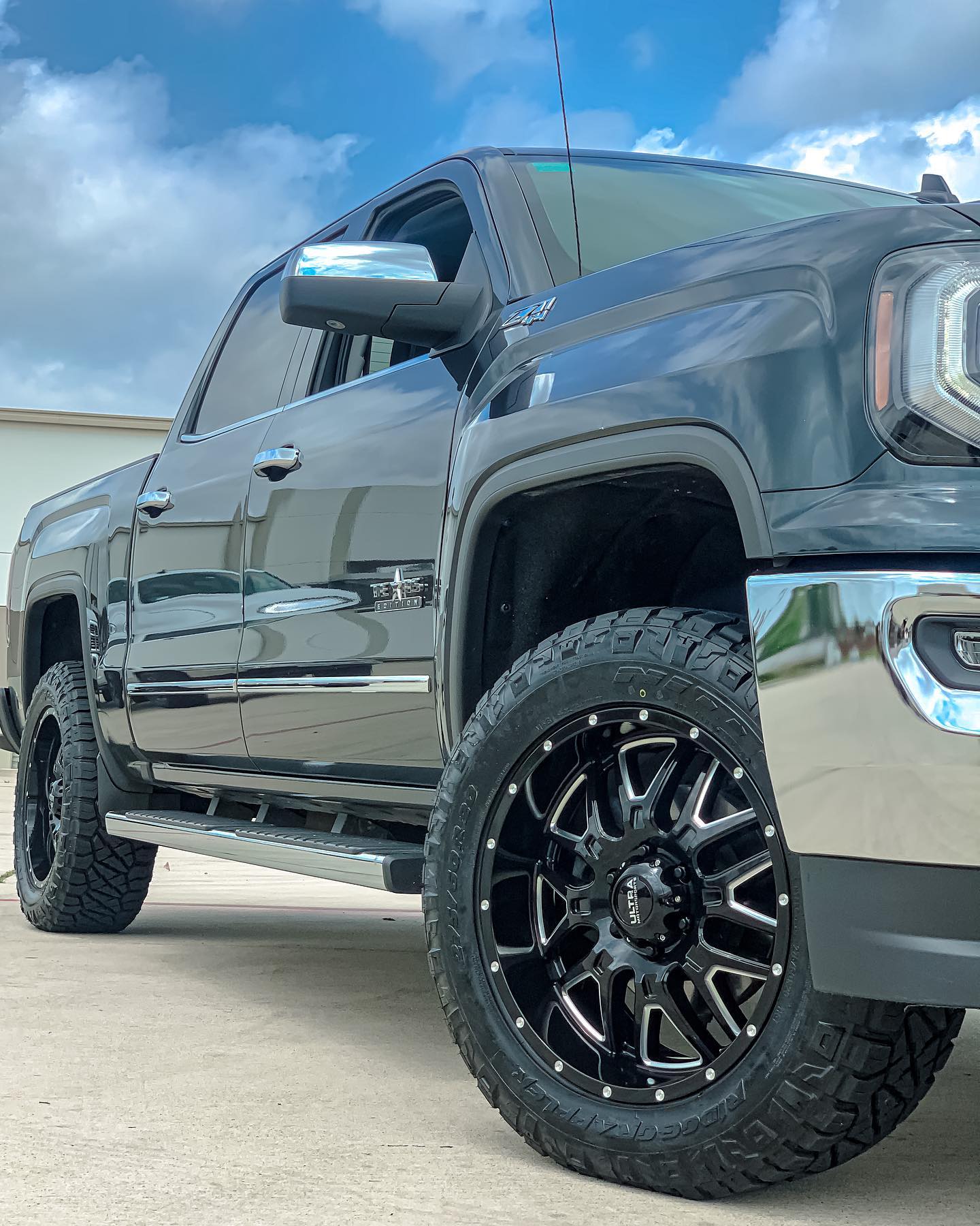 These wheels have us in a #wednesdaze... - Texas Truck Tire