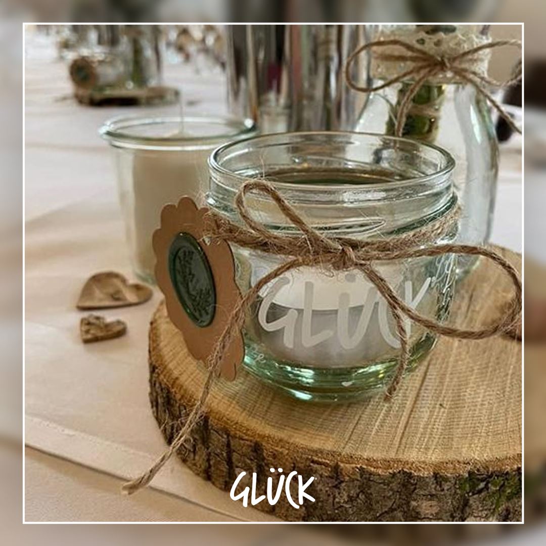 So einfach und doch so wirkungsvoll.🥰 Ein leeres Glas GLÜCK, ein Band, eine Kerze und ein Anhänger und fertig ist eine stimmungsvolle Deko. 🤗 Für die Hochzeit, Konfirmation, Geburtstage oder andere Fe