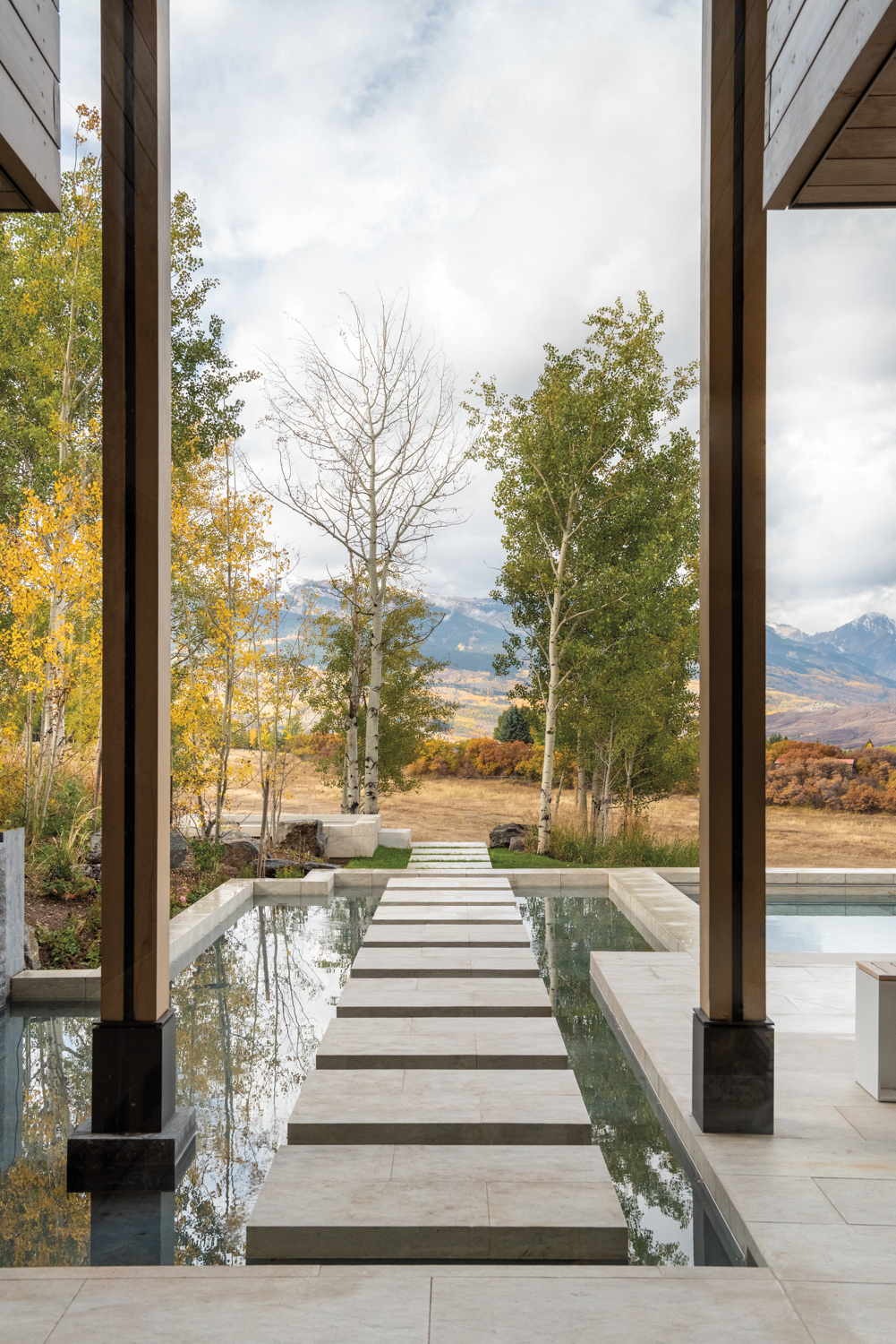 Luxe Interiors + Design - This stepping stone pathway steals the show ...