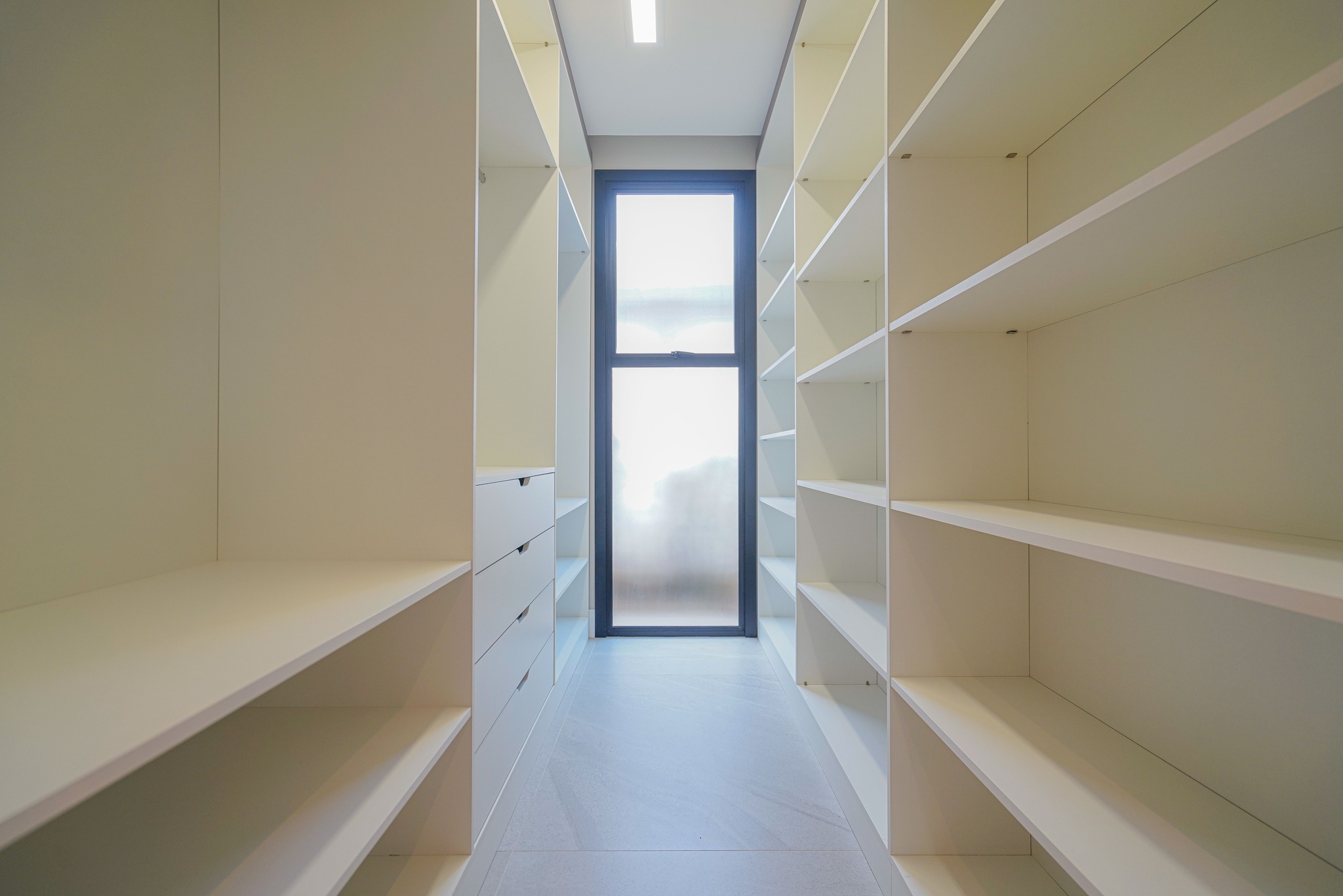 Um closet bem projetado pode ser uma... - Zanotto Interiores