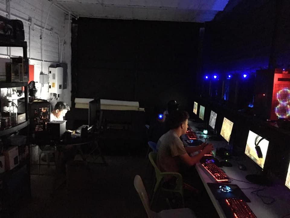 El cyber de noche - Cyber Ranch geek