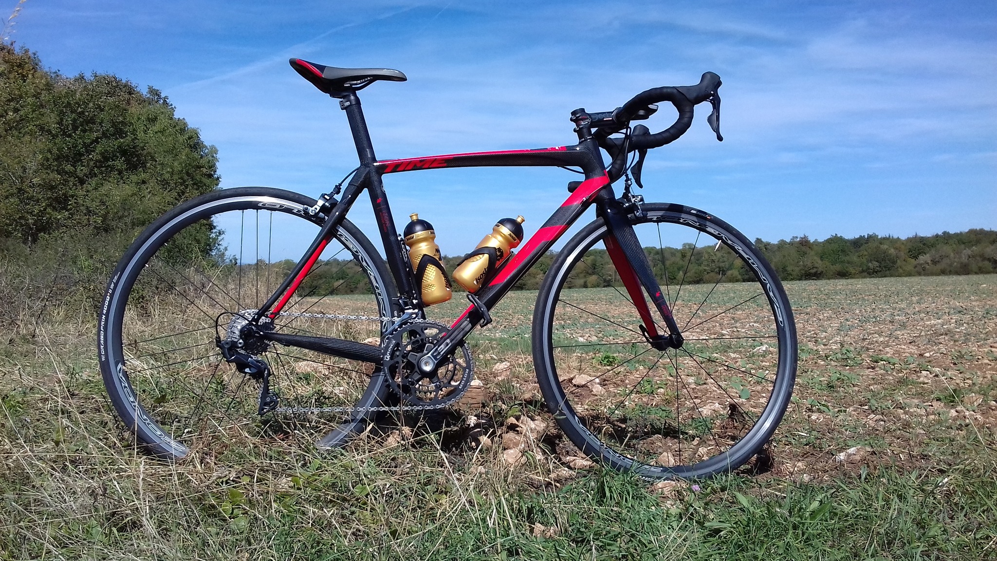 Customized Izon Aktiv bike with high-end components