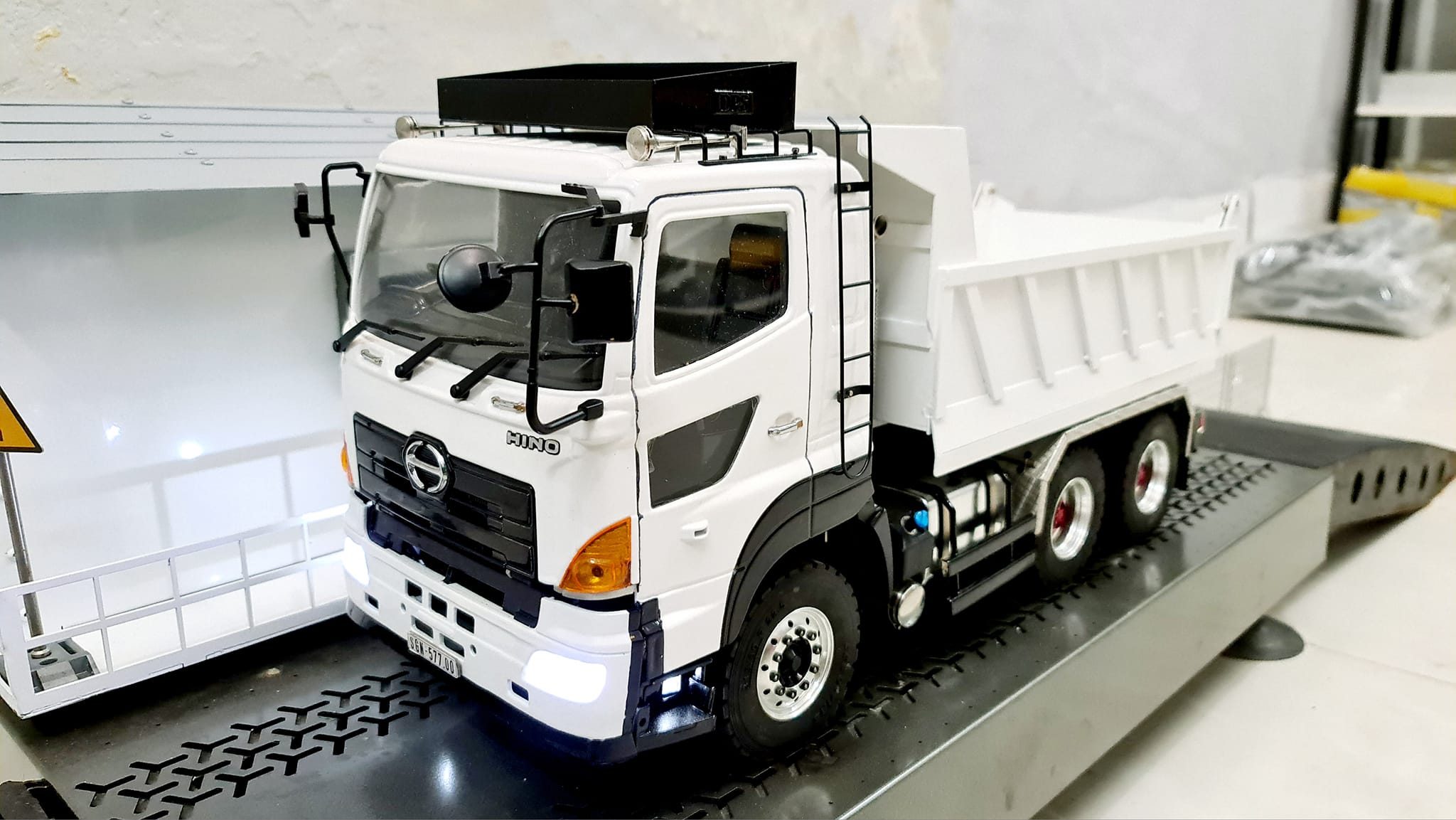 HINO 700 Series 8x4 Dump Truck 1:43 by Kyosho