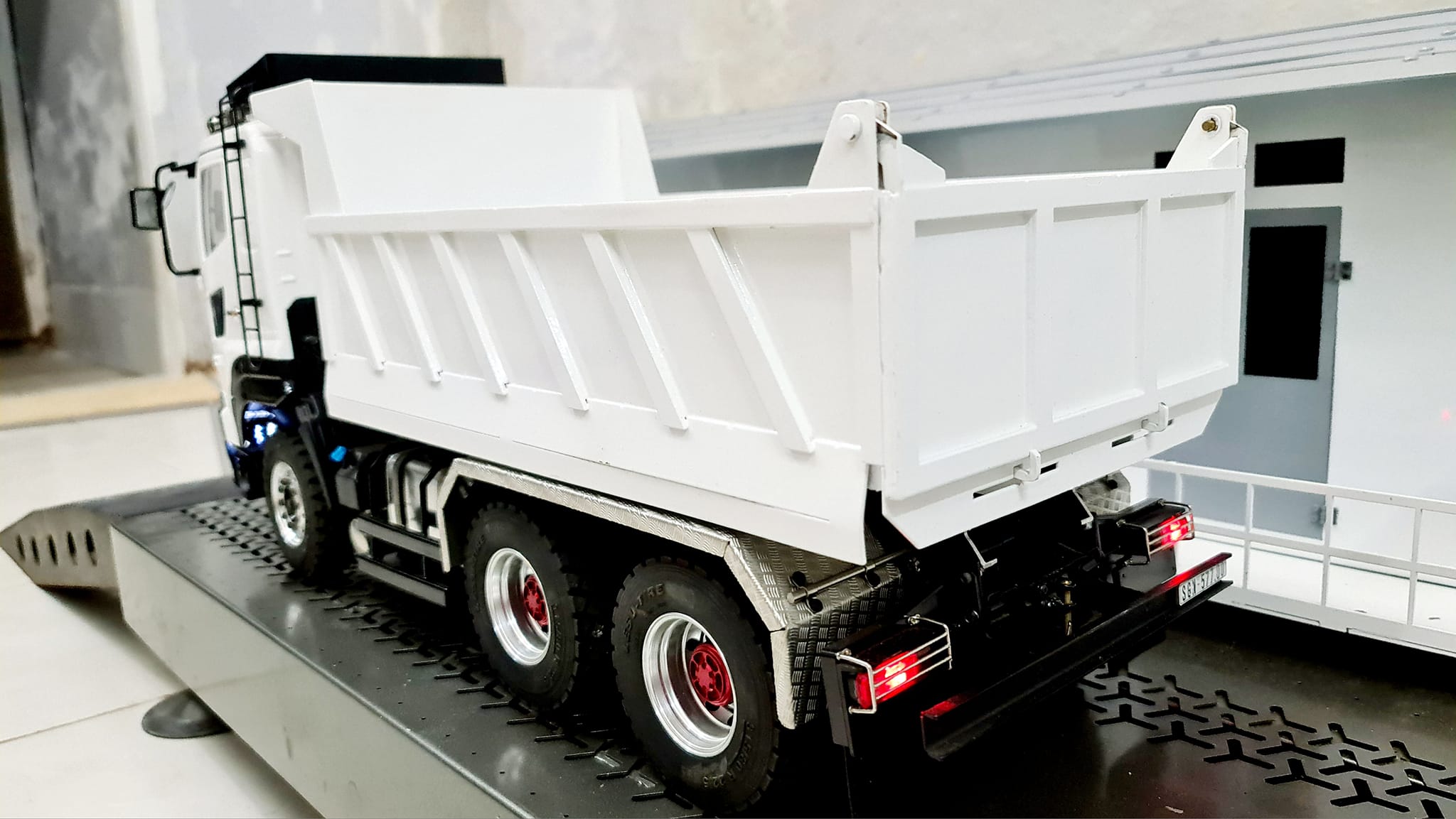 HINO 700 Series 8x4 Dump Truck 1:43 by Kyosho