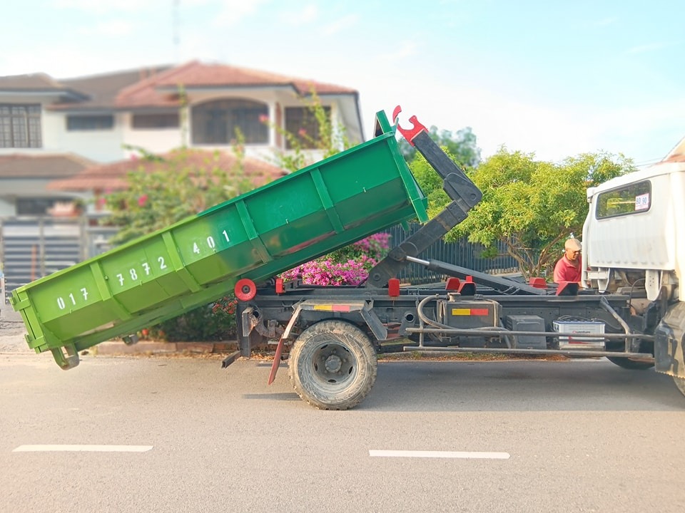 Lori Sampah RORO Pasir Gudang
