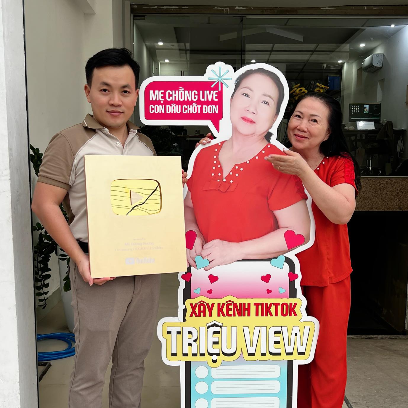 Cảm giác khi bạn rơi điện thoại mới mua thì cái màn hình là điều quan ...