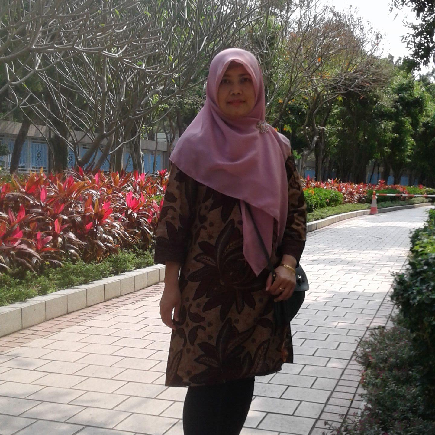 Tanpa mixer tanpa oven ternyata bisa bikin bolu secantik ini lho ...