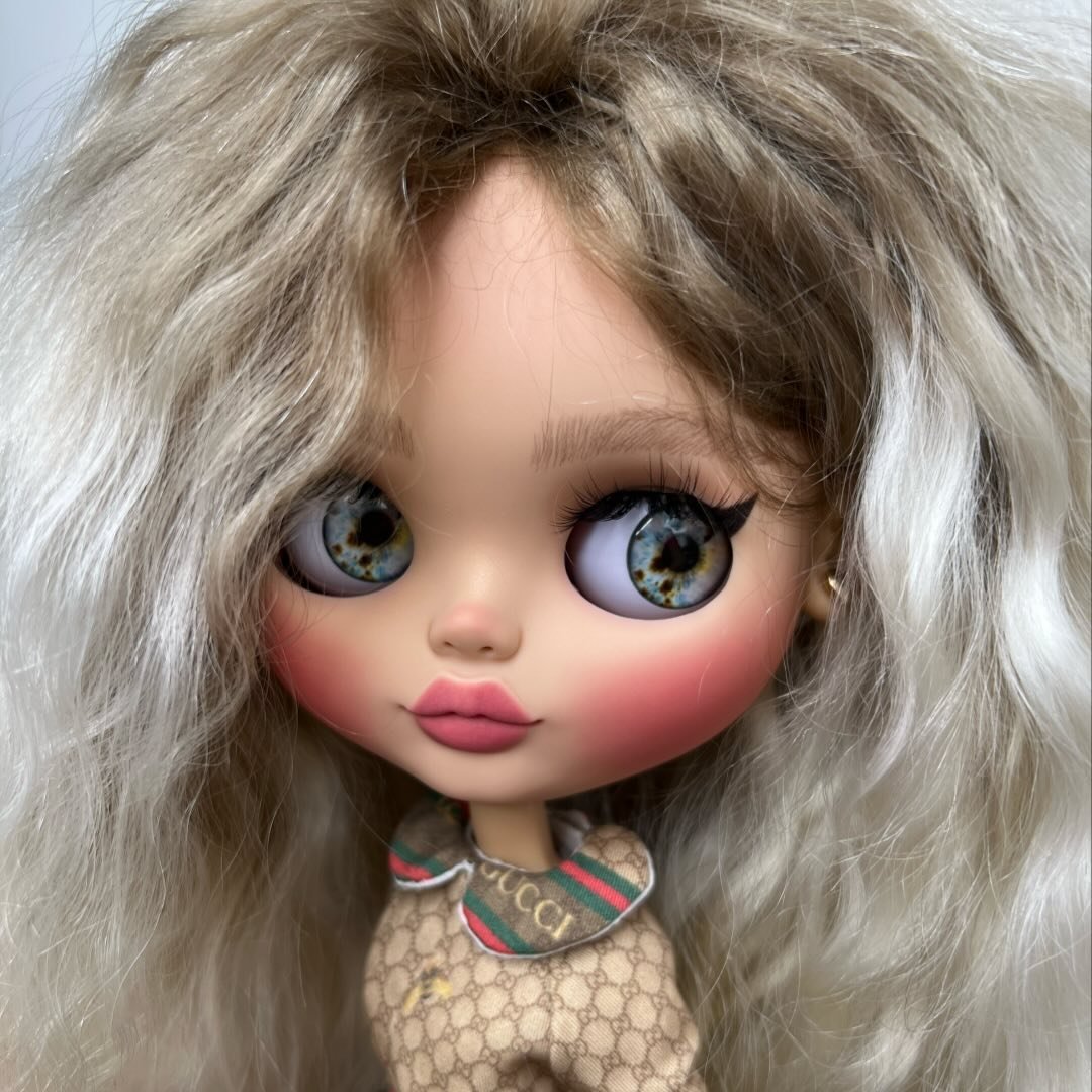 Meet Miss Amelia 🩵🤎 A sweet and graceful OOAK Blythe girl with long ...