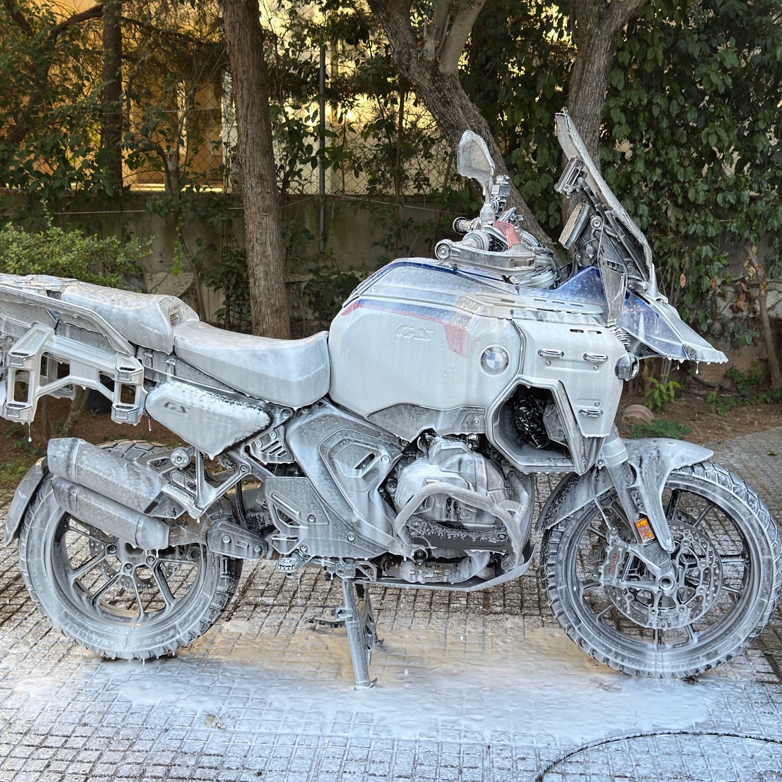 BMW R1300GS & Adventure | Anyone know where the wiring for this is ...