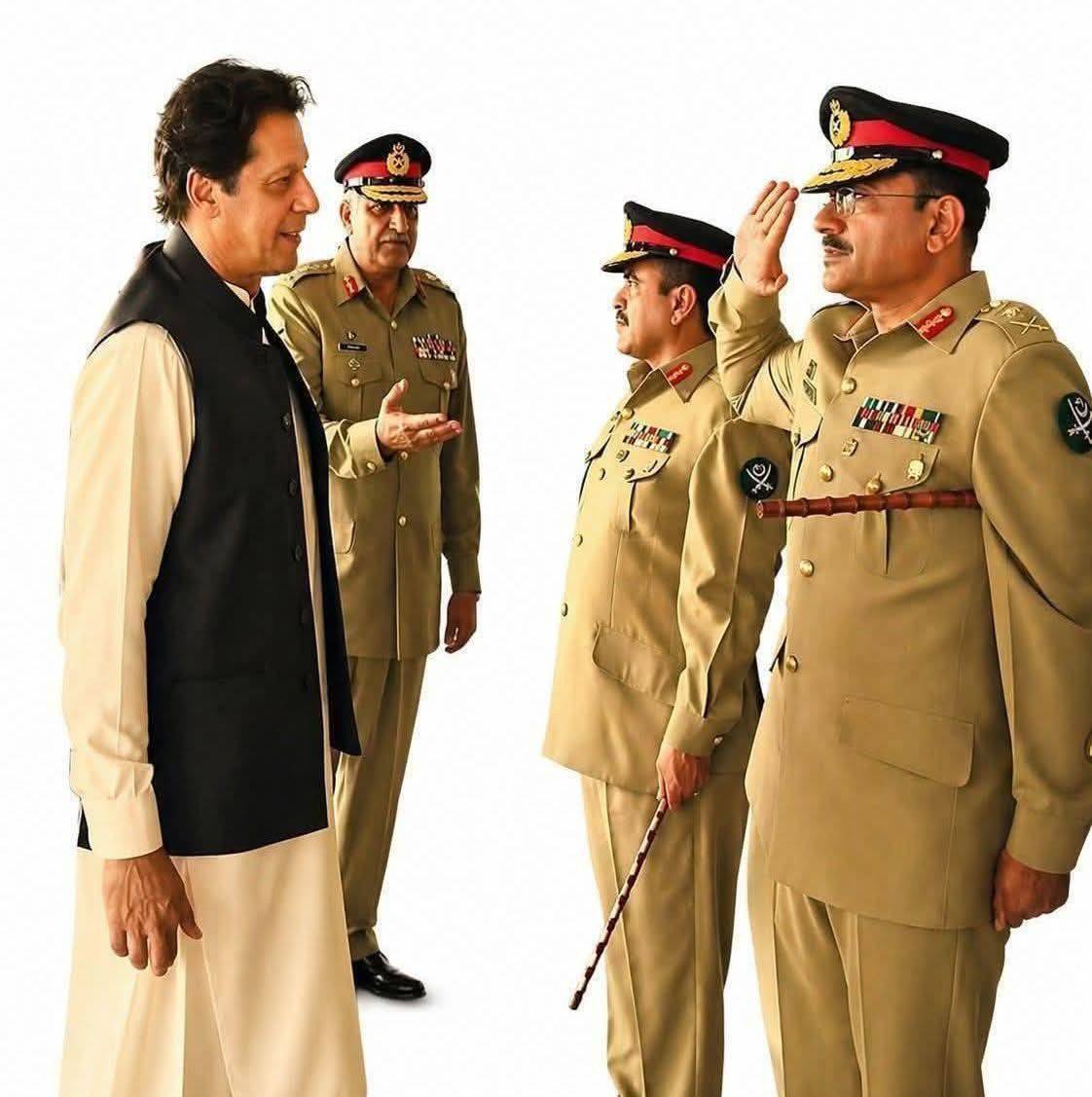 🚨*‏افسوسناک خبر ! عمران خان کی بہن نورین نیازی اڈیالہ جیل کے باہر نماز ...