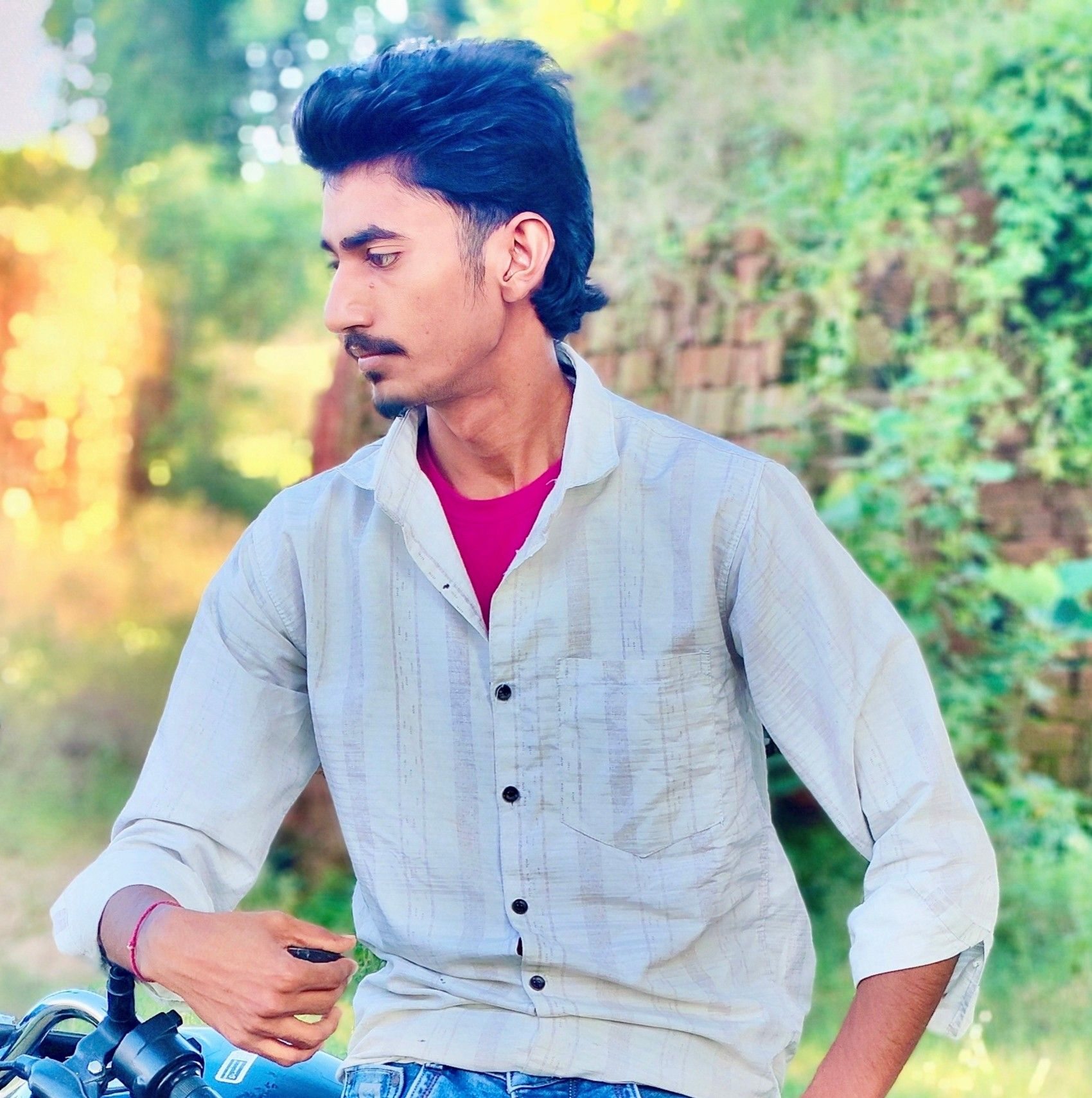 Jo bethega uske paas 😅😅 #viralreelschallenge #trendingreels #shayari # ...