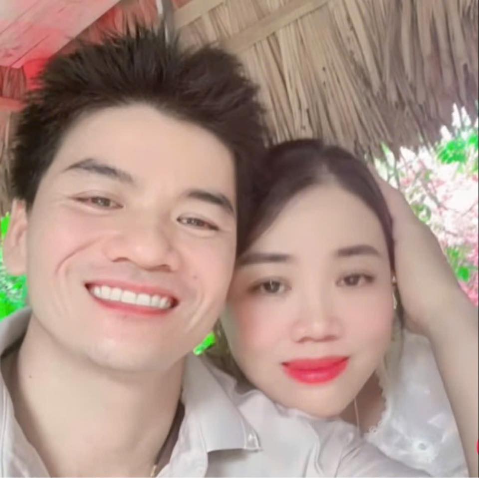 Đi hái rau mì chính cùng em 😆 Cây cao ngang cổ em luôn này Trên mạng ...