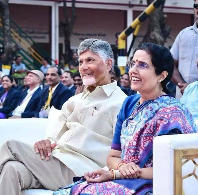 ఈవిడ అన్న మాటలకి చంద్రబాబు కి నవ్వు ఆగలేదు | Chandrababu in Mee Bhumi ...