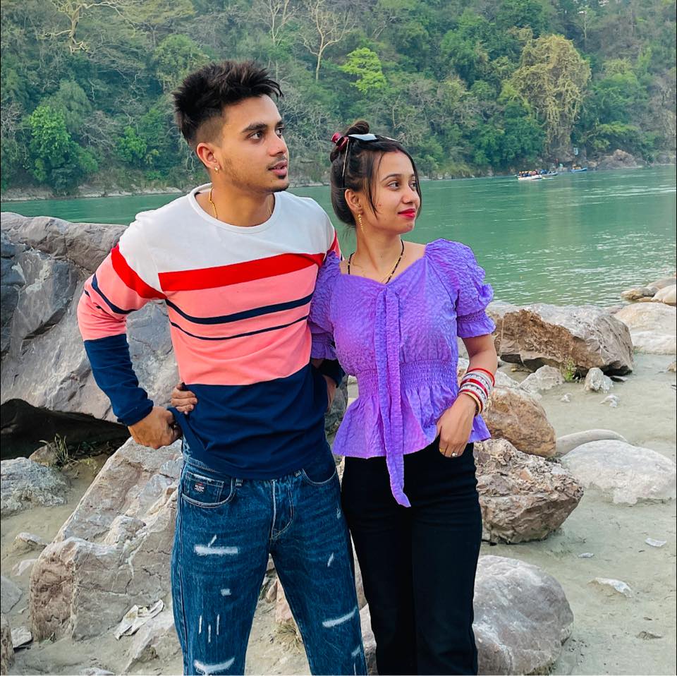गाने में बात चित 😂 #singing #rainyday #trendingnow #funnycouple #comedy ...