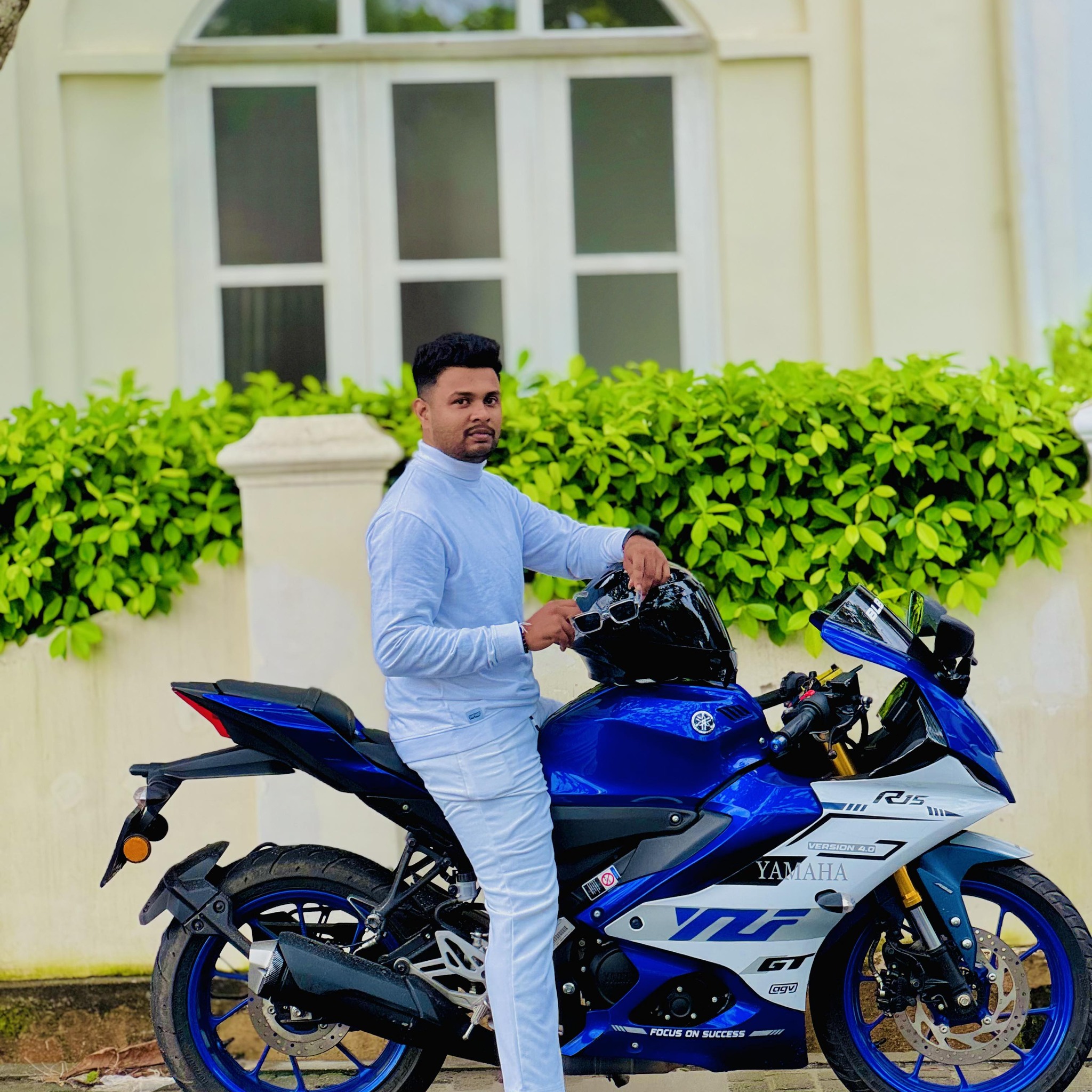 “තහනම් දැන් මට ඔයාගේ රූපෙ පේනා තැනක ඉන්නත් මේ ලෝකේ පවුරු බැඳිලා ඔබ වටා ...