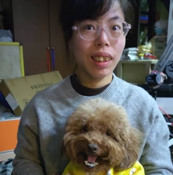 痛的可樂 有滑手機砸到臉過的人請+1 🙋🏻‍♀️ | 梁舒涵