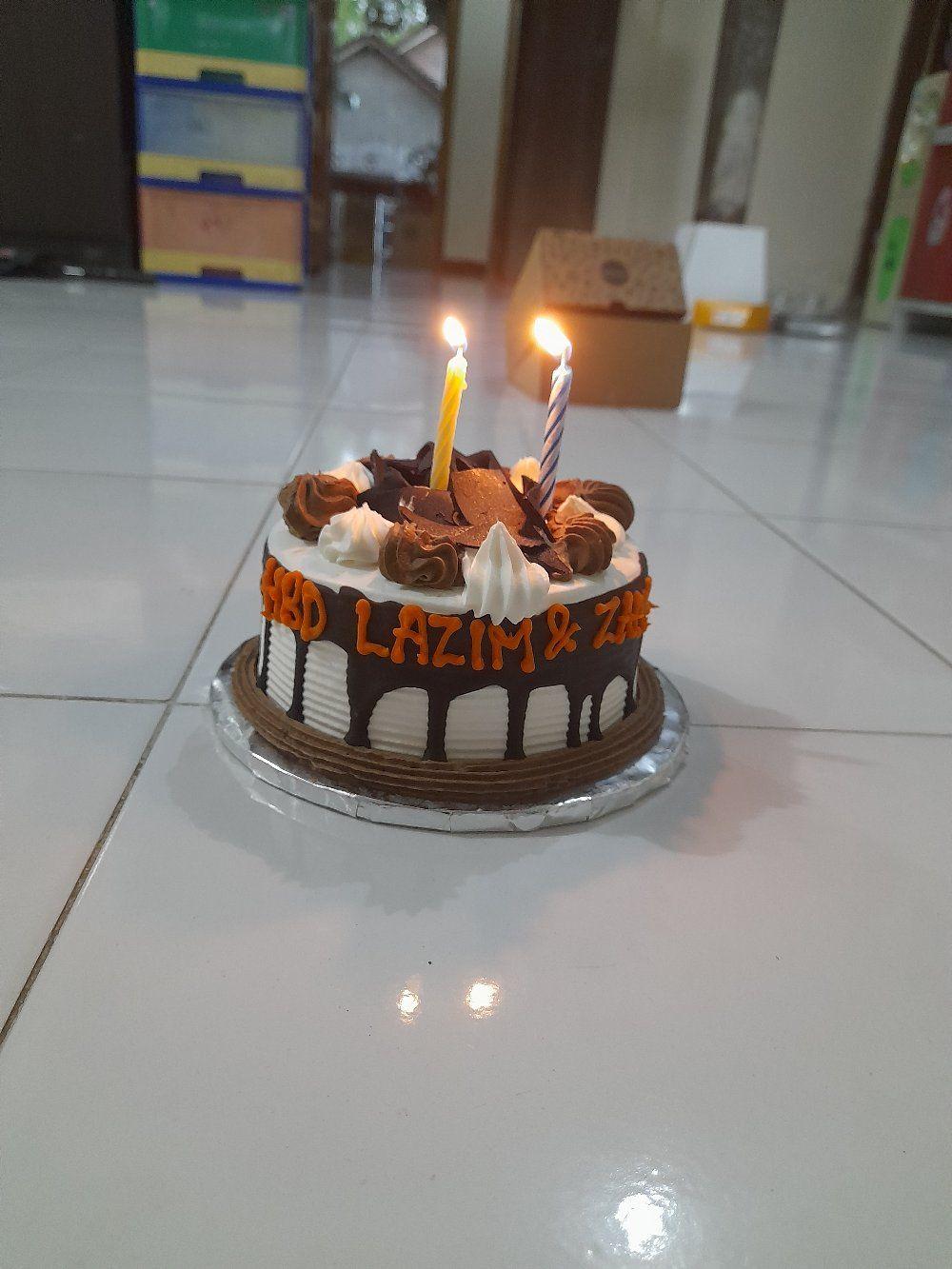 Jaman sekarang baterai sepeda listrik harus bisa dipantau lewat hp sihh ...
