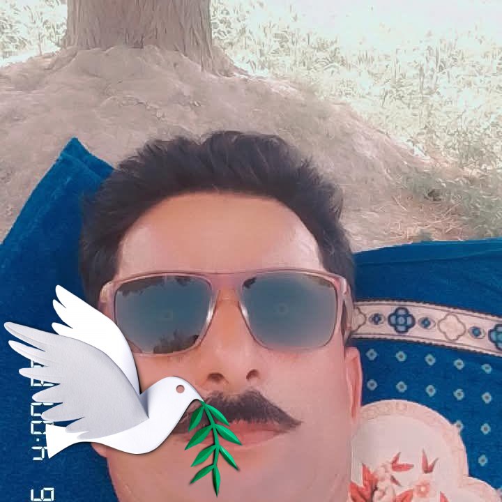 جاوید راز اور علیمہ خان اڈیالہ جیل کے سامنے موجود ہیں، جہاں وہ عمران