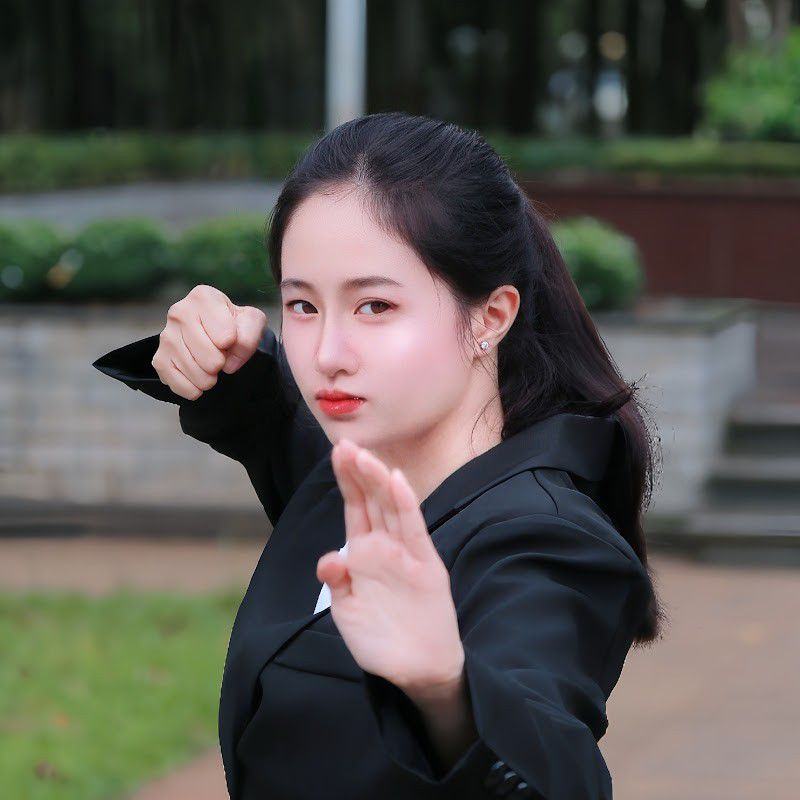 someone-chose-to-stay-iamvananh-gooddeeds-femalehero-phoung-official