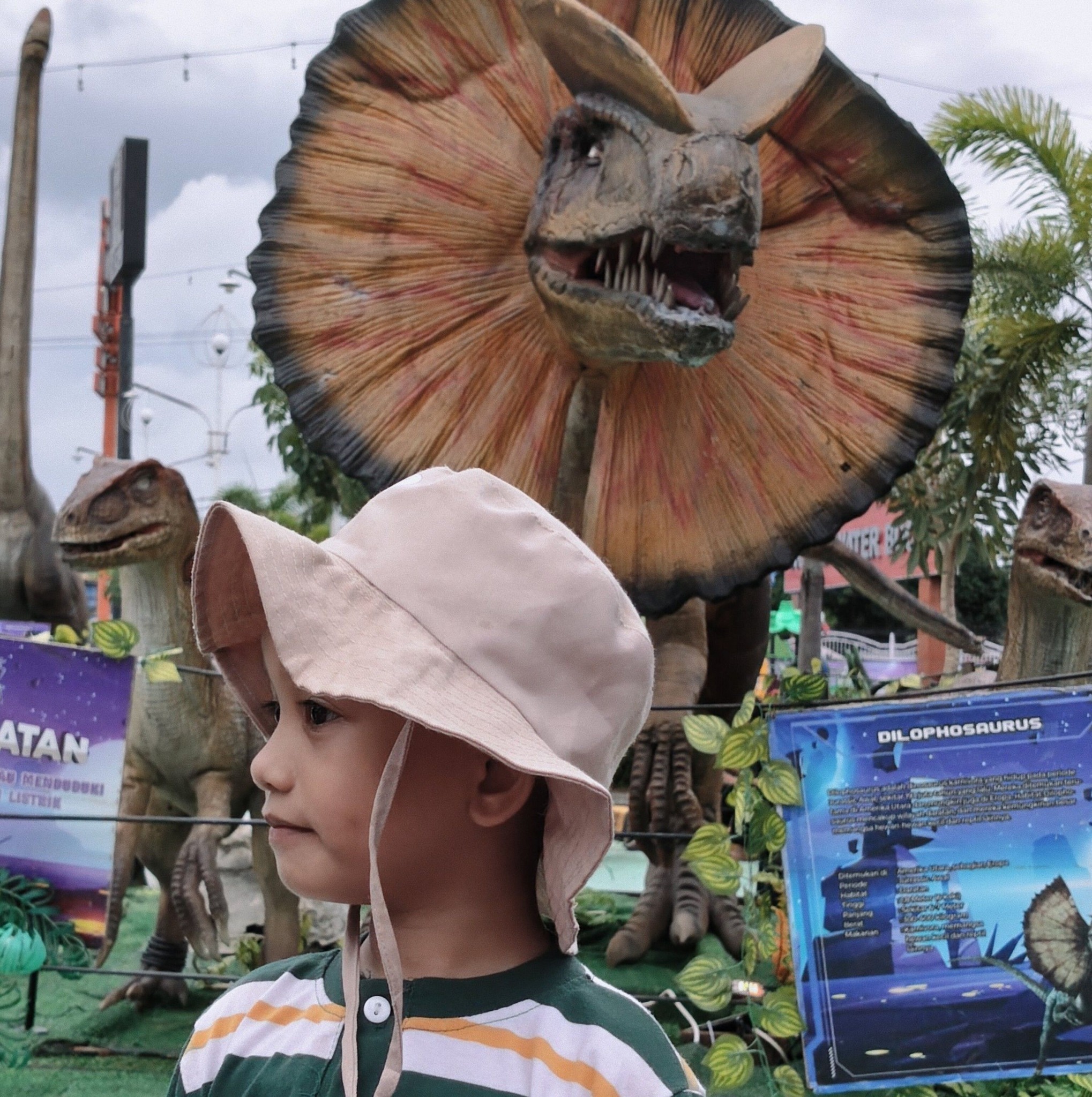 Excavator godzilla atraksi di depan warga !! Warga sampe kaget liat ...