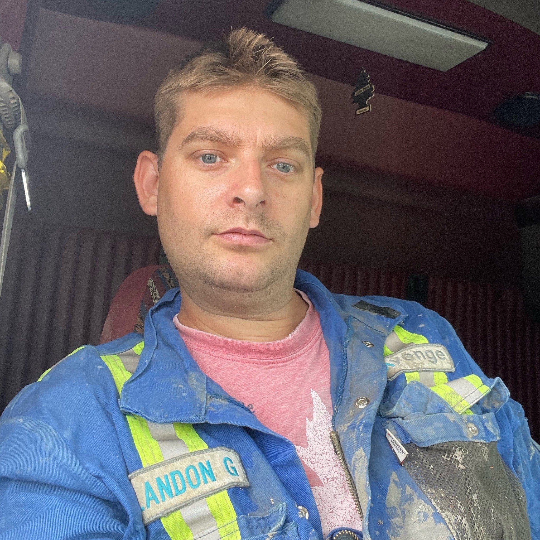 Should a fifth wheel have this much slack in it? Mechanic said, it's ...