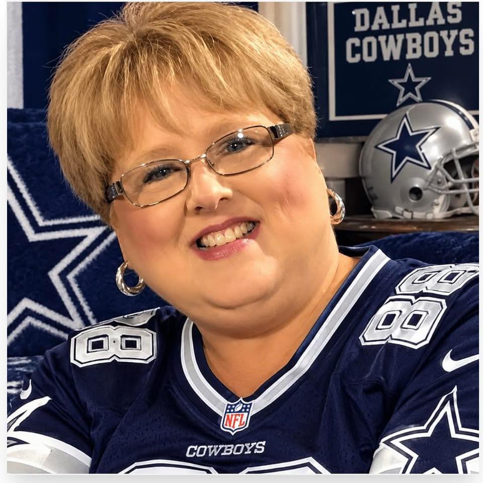 PHOTOSHOP REQUESTS ☑ | Please can someone put on a king robe on this ...