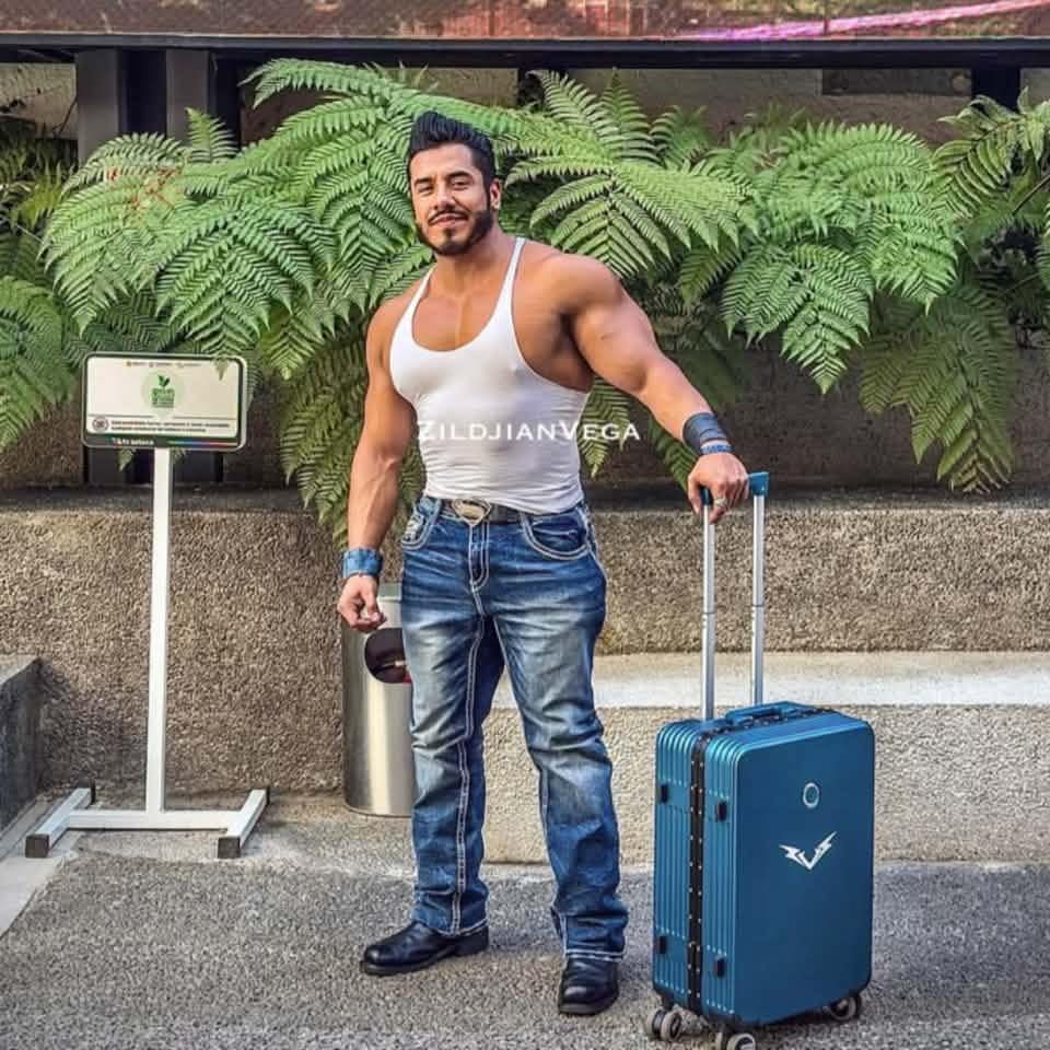 En mi reel vestido de Mago , por mi complexión muscular recibi ...