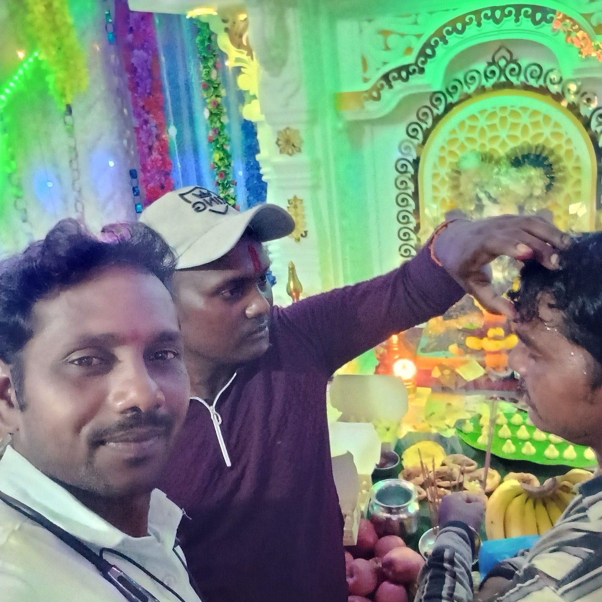 समय भी कितना अजीब होता है अच्छा हो तो रुकता नहीं, बुरा हो तो कटता नहीं ...