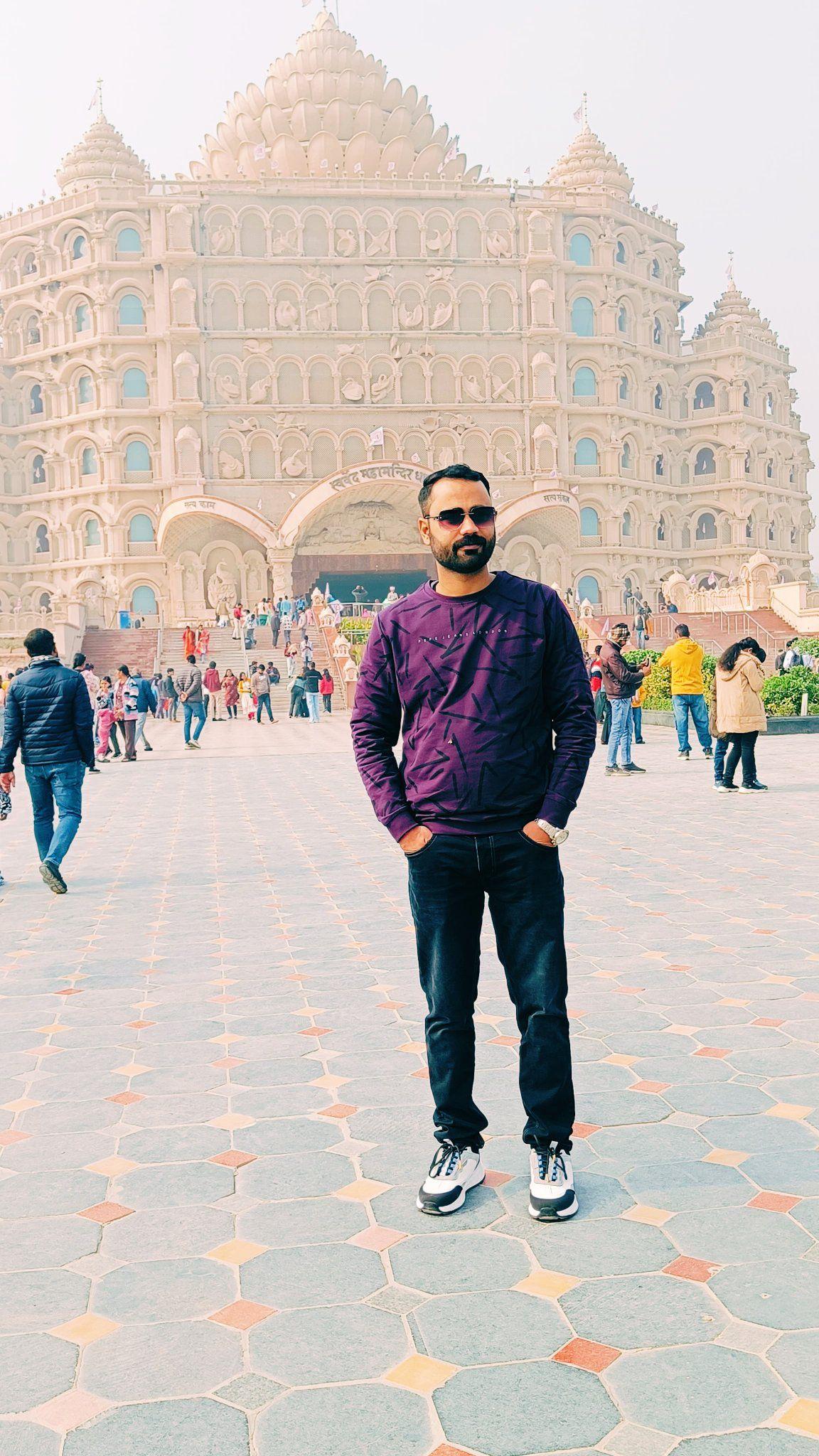 बेजुबान जीवों की सेवा ही प्रभु सेवा है! 🐒🐕 ️ राधे-राधे, जय श्री कृष्णा ...