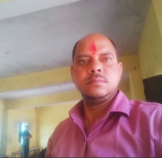 इक शख़्स है जो छोड़ के जाने लगा है और दूसरा रिश्ते को बचाने पे लगा है ...