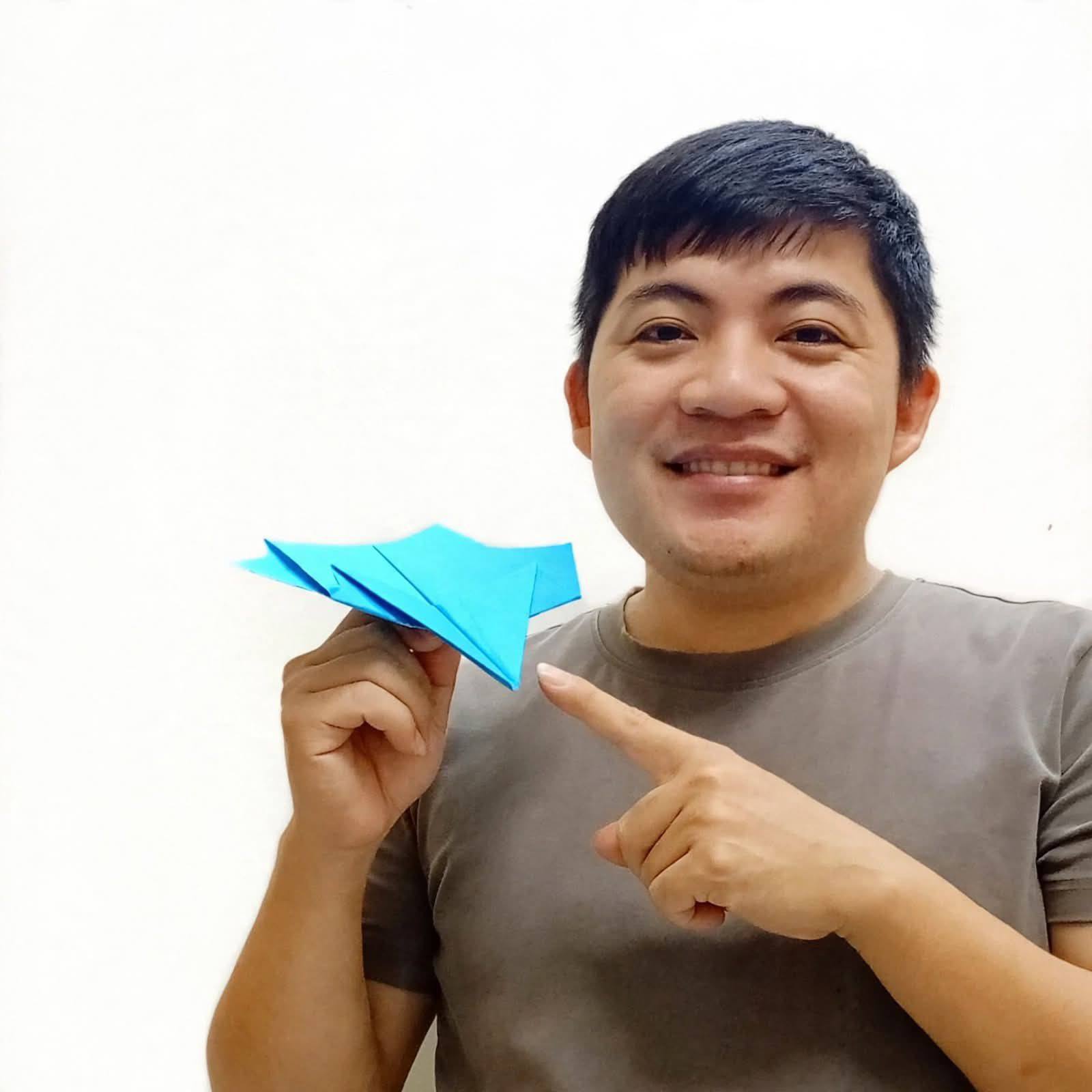 Red Rocket Flies 100 FEET! 🚀🔴 This origami rocket is super fast and ...