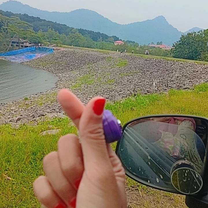 Berteduh menunggu hujan reda | Ahmad Johan