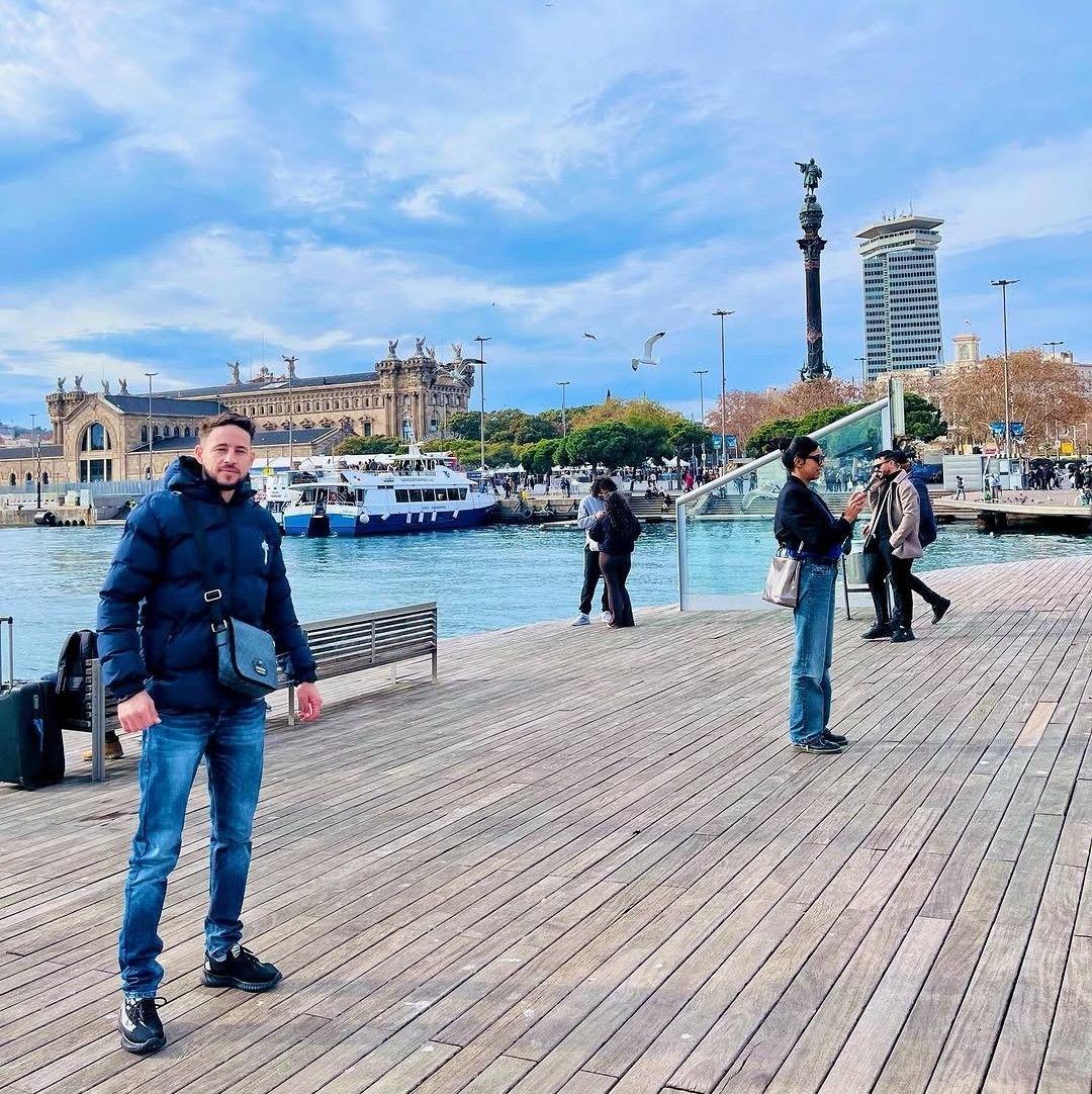 بقيت في الملعب الأخير بعدما خرجت لقيتهم أغلقو الباب الليلة سنسهر على ...