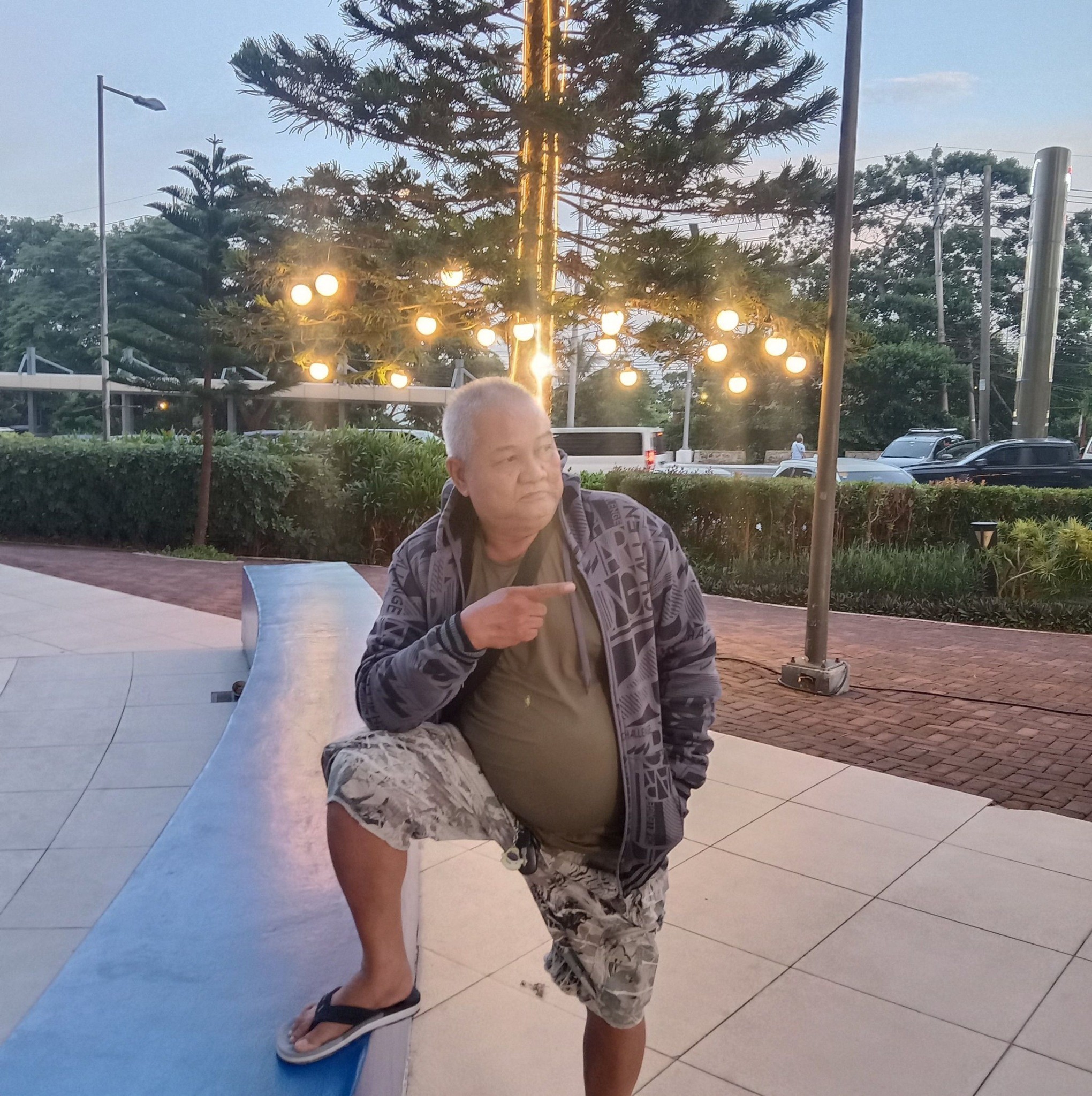Kuya Wil vlogs - Kuya Wil vlogs updated their profile picture.