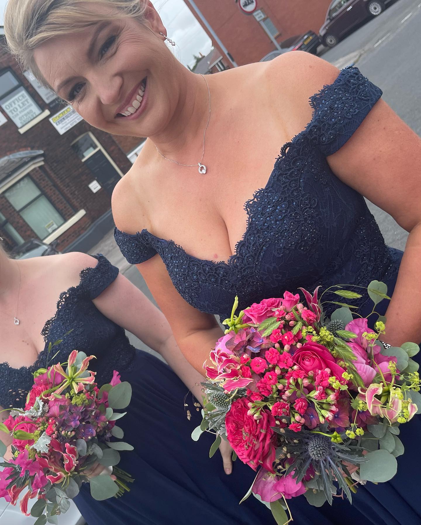 What flower colors go with navy wedding dresses?