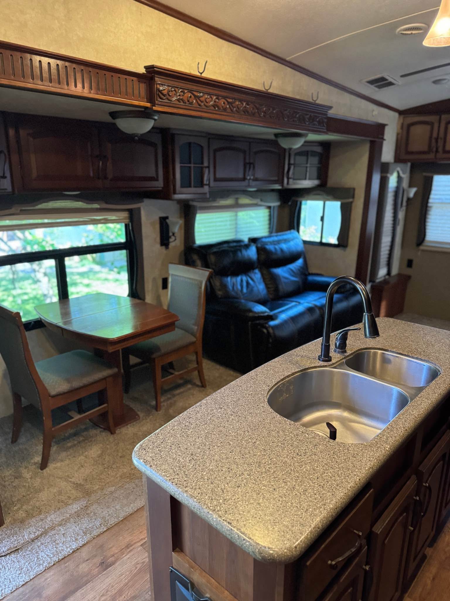 Montana 3610 RL 2014 - RVs & Campers - Medford, Oregon | Facebook ...