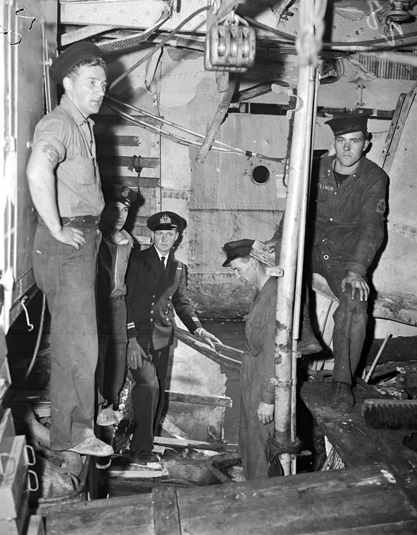 Ready - Personnel examining the damaged tiller flat of HMCS QU'APPELLE ...