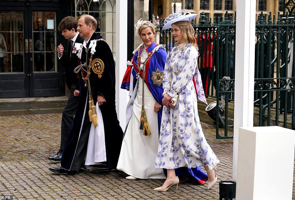 westminster abbey dress code for ladies What to wear to Buckingham Palace and Abbey? JAN26WK2