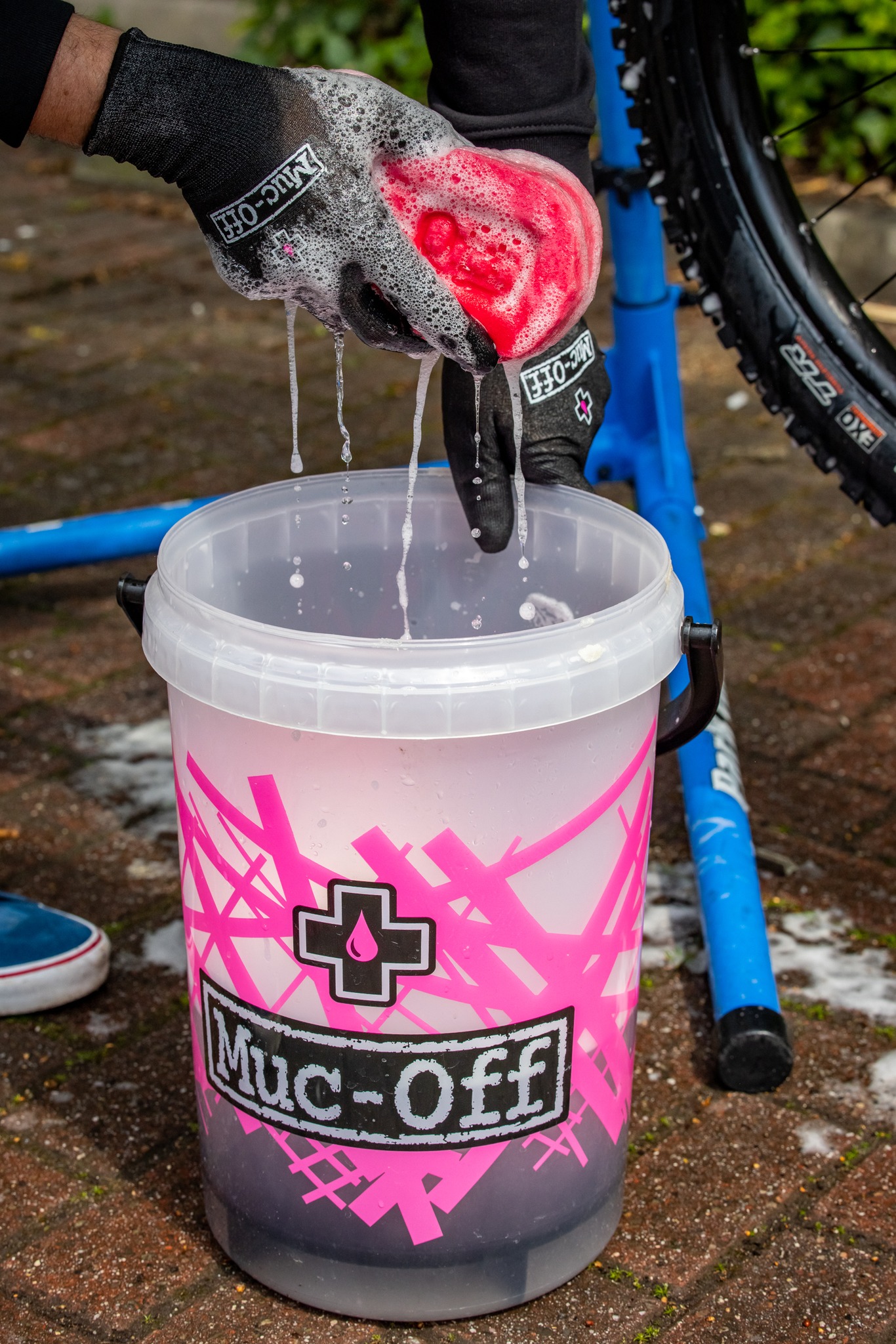 MUC-OFF DIRT BUCKET KIT WITH FILTH FILTER The Muc-Off Dirt Bucket