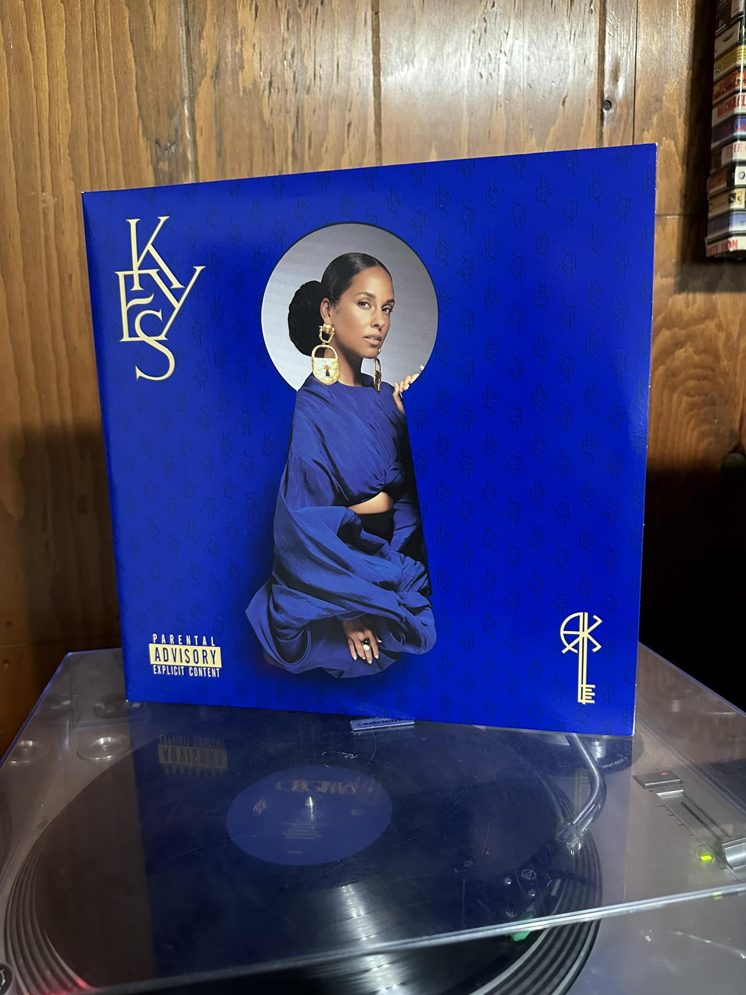 From the stage to the turntable 🔥 Alicia Keys' iconic MTV Unplugged is now 20 years deep— pre-order the deluxe 2-LP black vinyl and run it back. 🖤🎹 https://AliciaKeys.lnk.to/mtvunplugged20CG