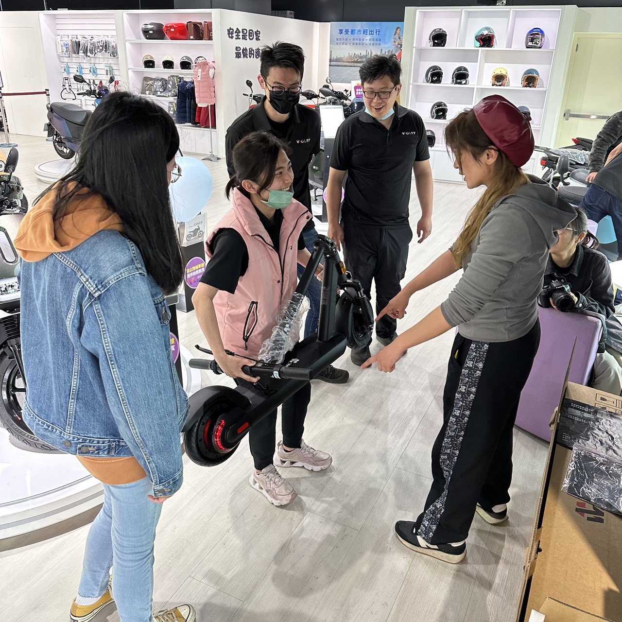 Waymax電動滑板車 - 每天都會有3組以上的客人來問我們21公斤的R10到底重不重？... | Facebook