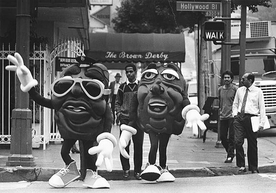 Los - The California Raisins dance their way down (Grape)Vine Street to ...