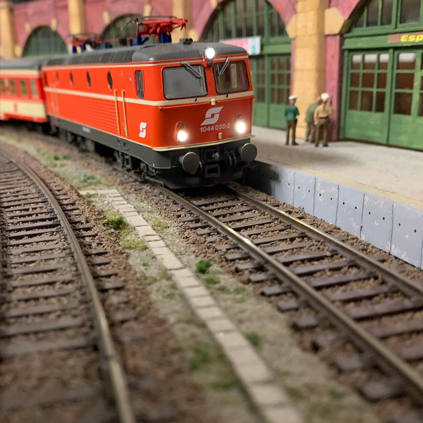 Kastenbahner - ÖBB 1044… #rococc #rocofan #rocofanfoto... | Facebook