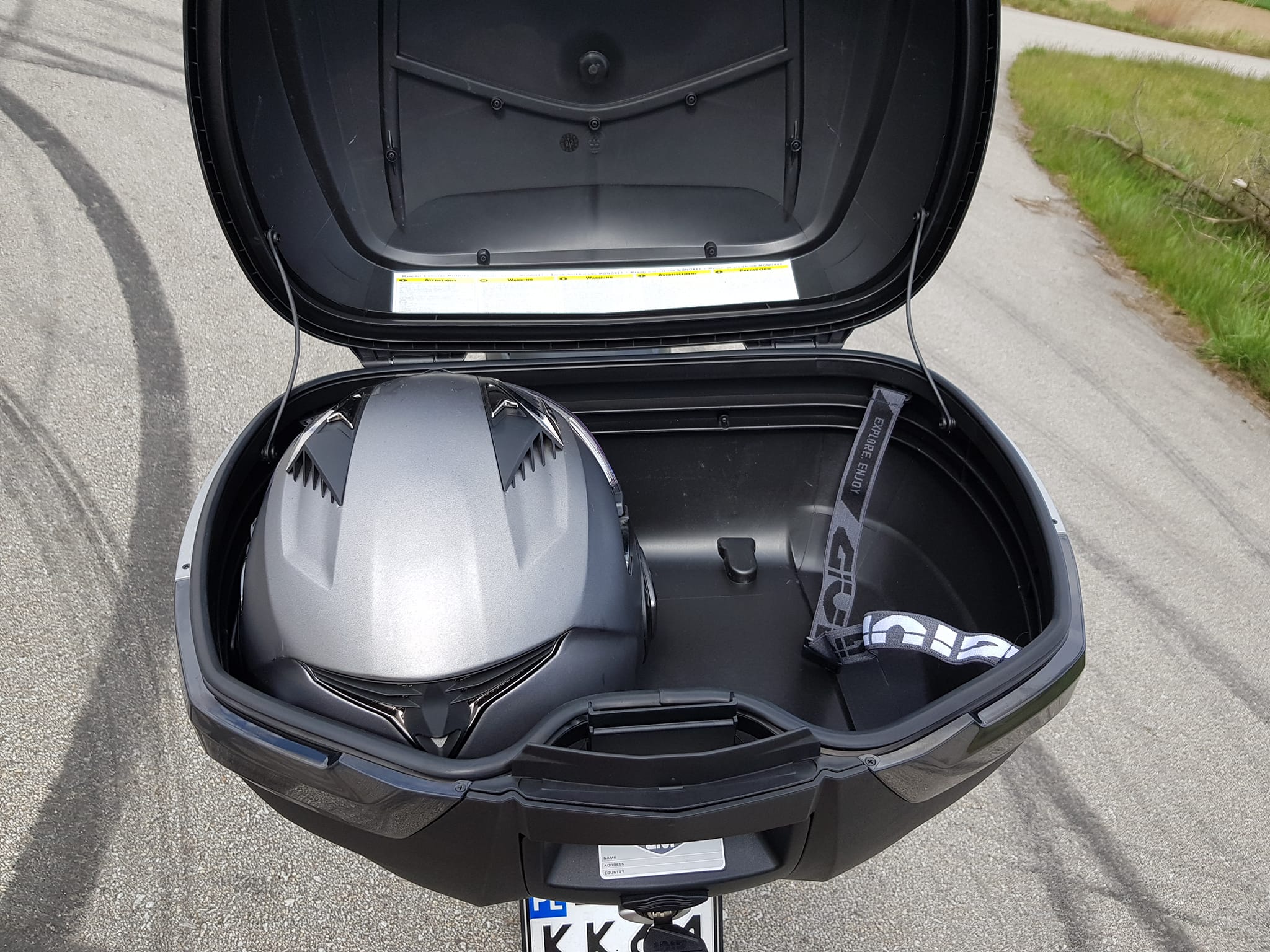 Hi. I was wondering if the givi v47nnt tech top case would be too 