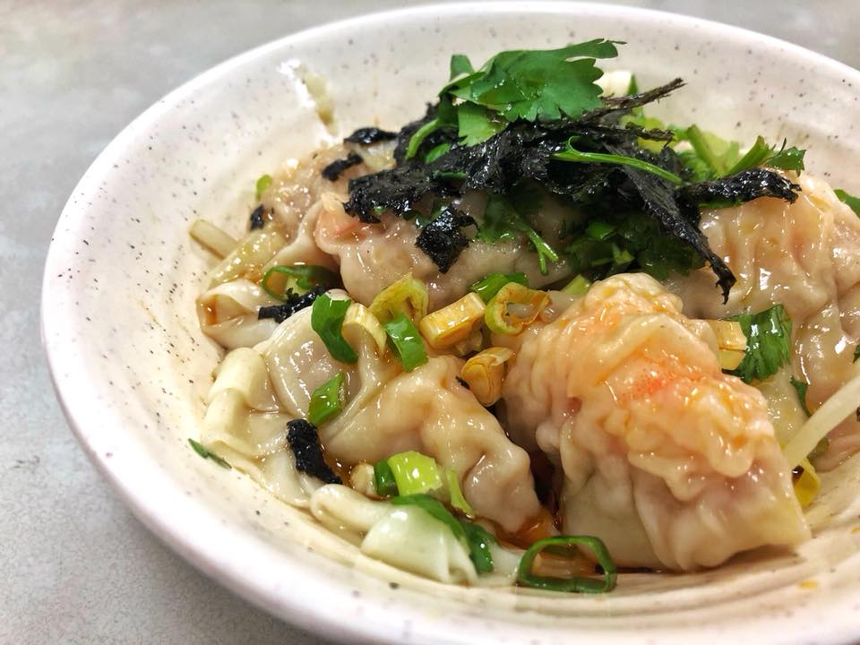 Justwalk Hostel遐窩青年旅舍 來花蓮除了扁食湯你也可以試試紅油抄手 剔透的麵皮包覆者鮮肉以及整隻的鮮蝦淋上醬油 醋 以及紅油辣椒最後灑上蔥花 口水已流下來 現在就跟好友們一起計畫來花蓮展開一趟美食之旅吧 花蓮香扁食鮮蝦紅油抄手