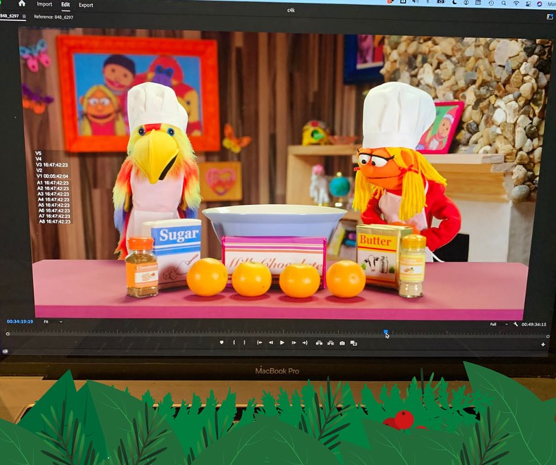 👣 Phoebe the puppet has been thinking... - Christmas for Kids