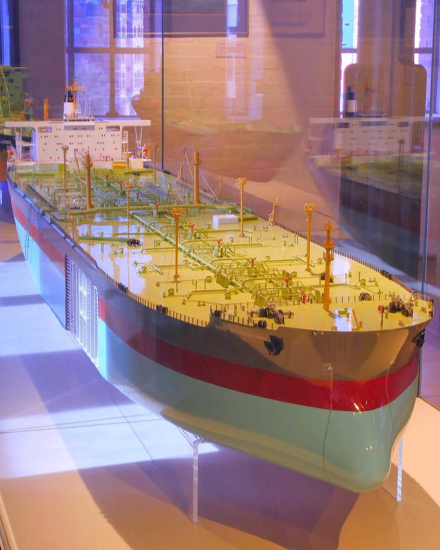 Internationales - The colossal crude oil tanker Esso Deutschland was ...