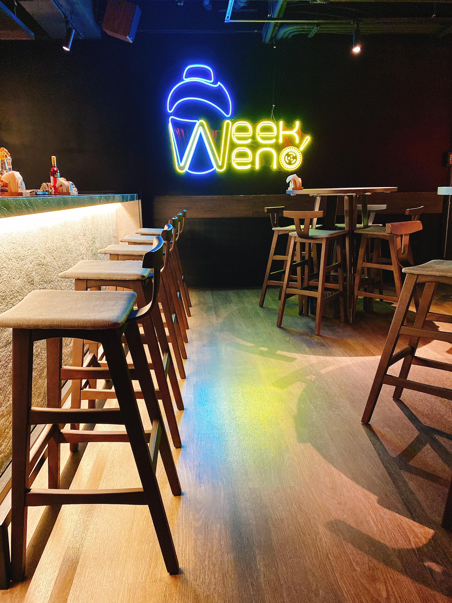 Bar Weekend - 今天雖然是4/1 但千萬 不要 來開地獄玩笑 說自己得了武漢三小 絕對打電話檢舉你唷😏... | Facebook